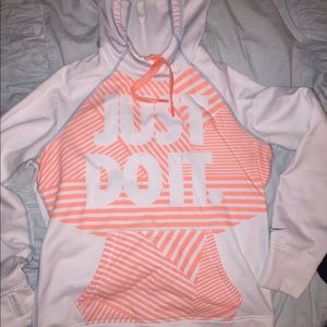 Nike Therma-Fit hoodie with thumb holes. Size L